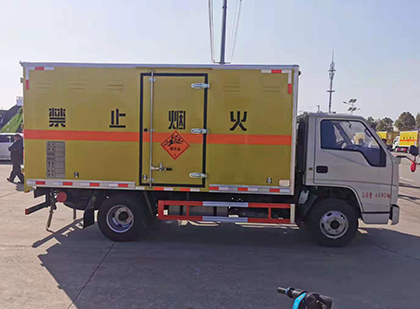 红岗爆破器材运输车技术升级与安全合规新趋势